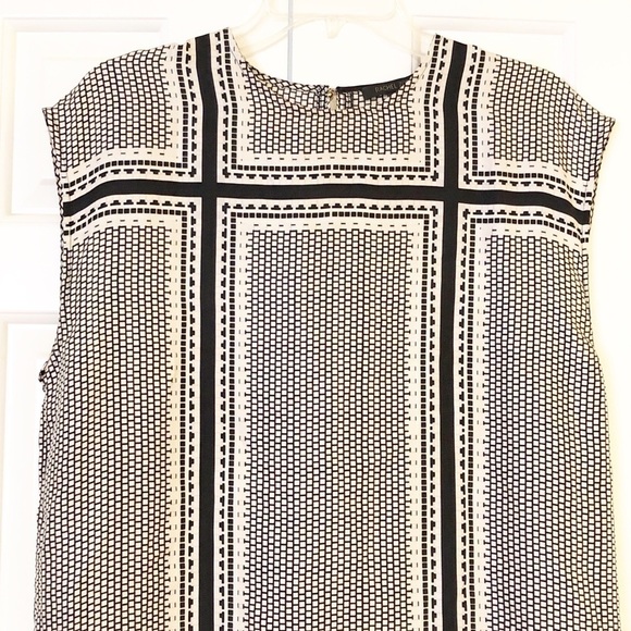 Rachel Zoe silk white black geometric top. 8. EUC. - Picture 3 of 8